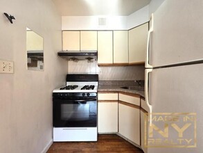 32-01 Leavitt St in Queens, NY - Building Photo - Building Photo