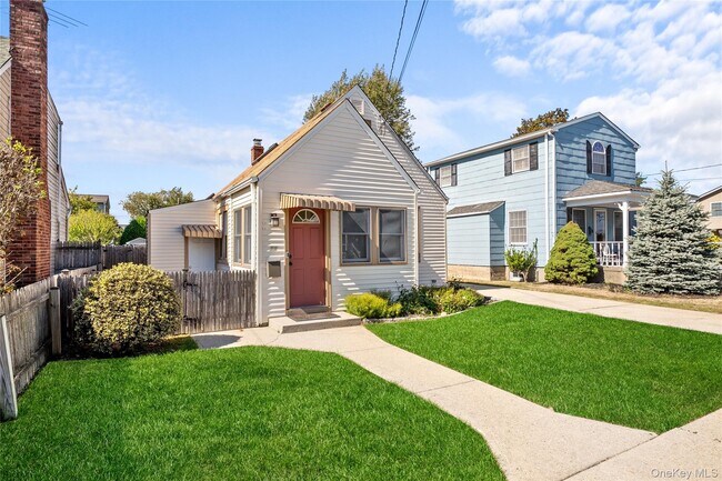 11 Wilson Ave in Amityville, NY - Building Photo - Building Photo