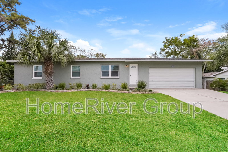 6317 Flamingo Dr in Apollo Beach, FL - Building Photo