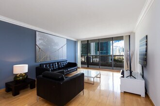 1717 N Bayshore Dr in Miami, FL - Foto de edificio - Building Photo