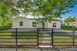 990 SW 11th St in Miami, FL - Building Photo - Building Photo
