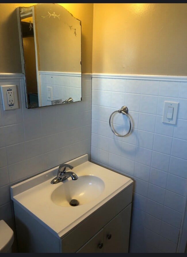 16494 E 8 Mile Rd in Detroit, MI - Building Photo - Building Photo