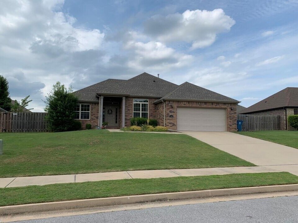 3304 SW Briar Creek Ave in Bentonville, AR - Building Photo