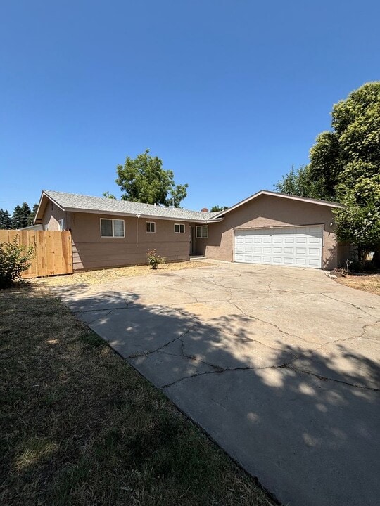 1143 E Alexander Ave in Merced, CA - Building Photo