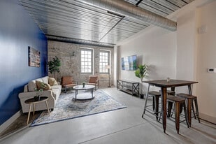 1009 W Juneau Ave in Milwaukee, WI - Building Photo