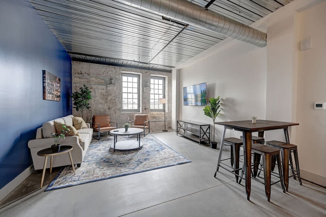 1009 W Juneau Ave in Milwaukee, WI - Building Photo