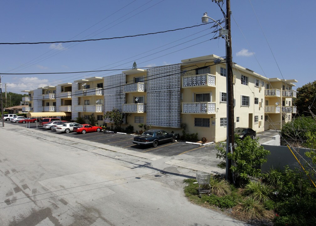 Venice Gardens Apartments in North Miami, FL - Foto de edificio