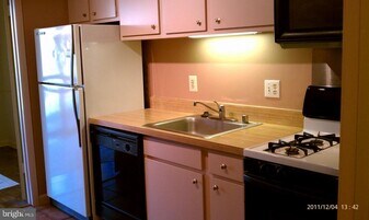 18 Cross Keys Rd in Baltimore, MD - Building Photo