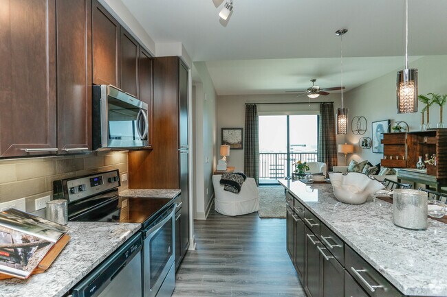 913 Piney Point Rd in Houston, TX - Foto de edificio - Building Photo