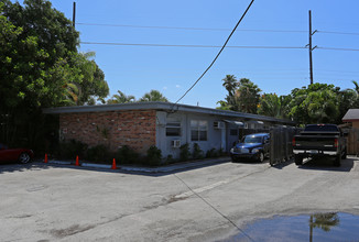 1706 NE Dixie Hwy in Fort Lauderdale, FL - Building Photo - Building Photo