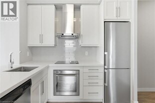 2087 Fairview St in Burlington, ON - Building Photo