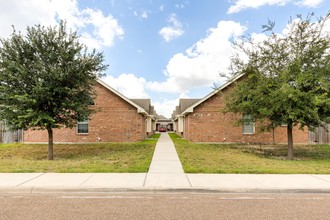 Summerwinds Apartment Homes in Edinburg, TX - Building Photo - Building Photo