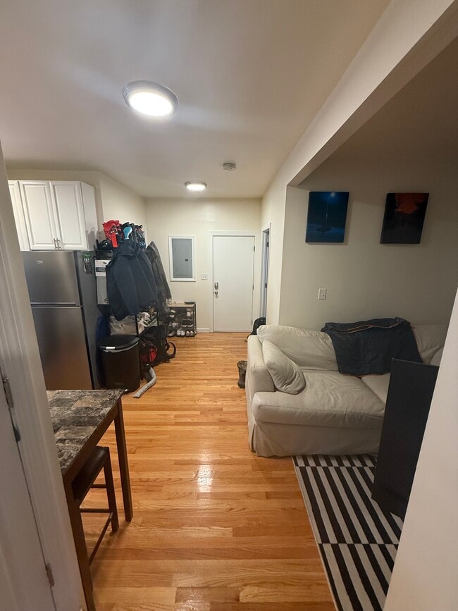 527 E 3rd St, Unit 2R in Boston, MA - Foto de edificio - Building Photo