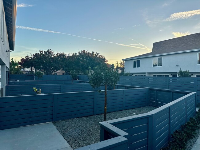 1024 Mission Townhomes in Costa Mesa, CA - Foto de edificio - Building Photo