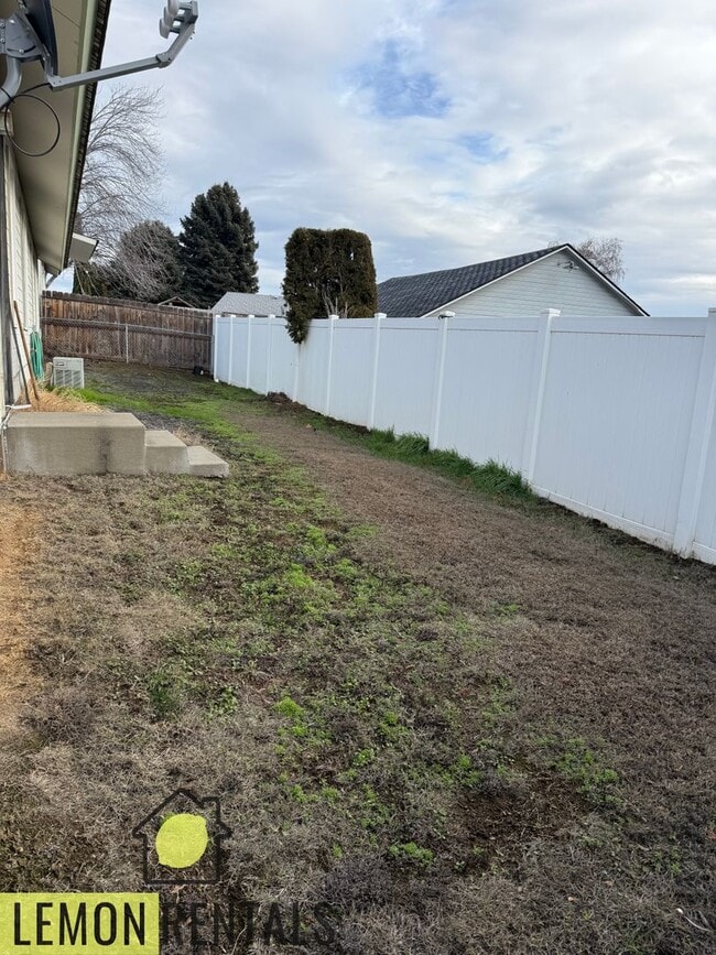 3610 McLean Dr in Yakima, WA - Building Photo - Building Photo