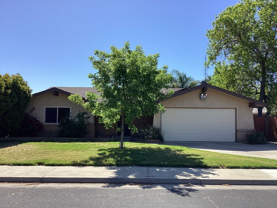 1333 Pierce Dr in Clovis, CA - Building Photo