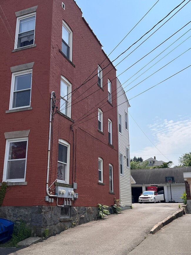 640 Wilson St in Waterbury, CT - Building Photo - Building Photo