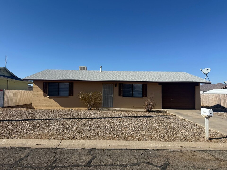 3579 N Irving St in Kingman, AZ - Foto de edificio