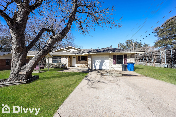 802 Loy Ln in Ennis, TX - Building Photo