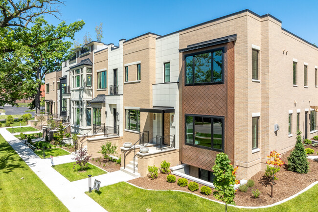 Grand Oakcrest Townhomes in Des Moines, IA - Building Photo - Building Photo