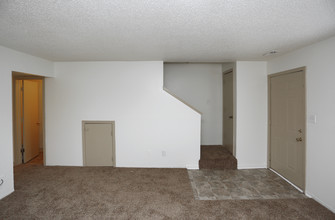 Country View Apartments in Bloomington, IN - Building Photo - Interior Photo