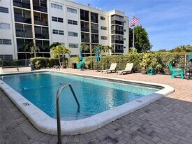 220 SW 9th Ave in Hallandale Beach, FL - Building Photo
