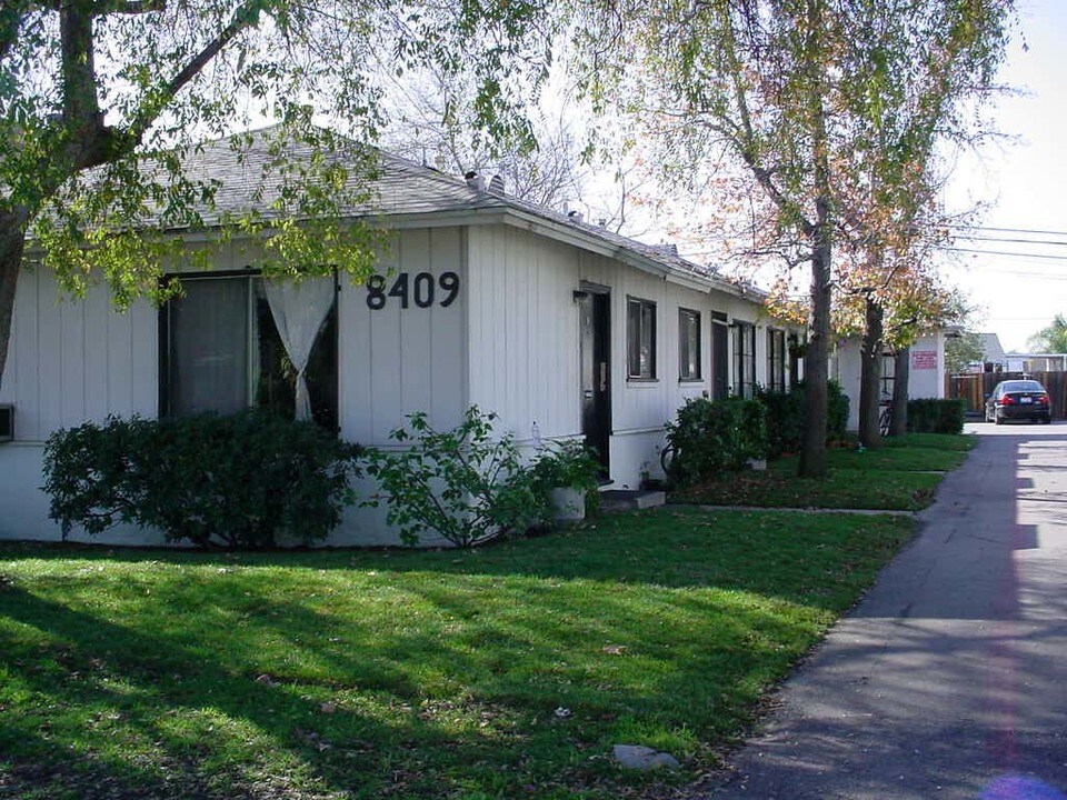 8409 Glenoaks Blvd in Sun Valley, CA - Foto de edificio