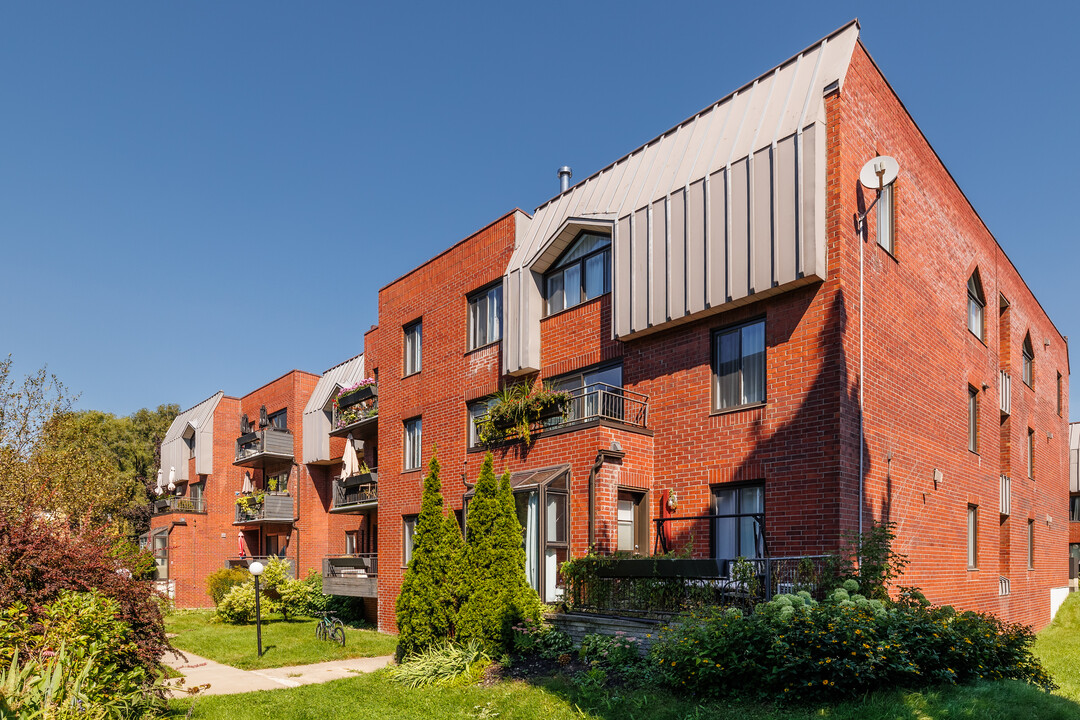 1930 Saint-Jacques Rue in Montréal, QC - Building Photo