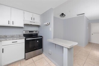 1062 85th Terrace N, Unit D in St. Petersburg, FL - Building Photo - Building Photo