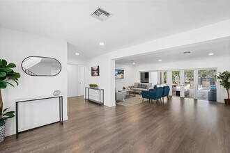 413 Holiday Dr in Hallandale Beach, FL - Building Photo - Building Photo