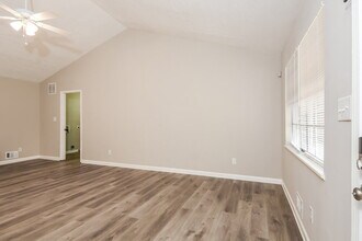 6378 Valley Brook Dr in Riverdale, GA - Foto de edificio - Building Photo