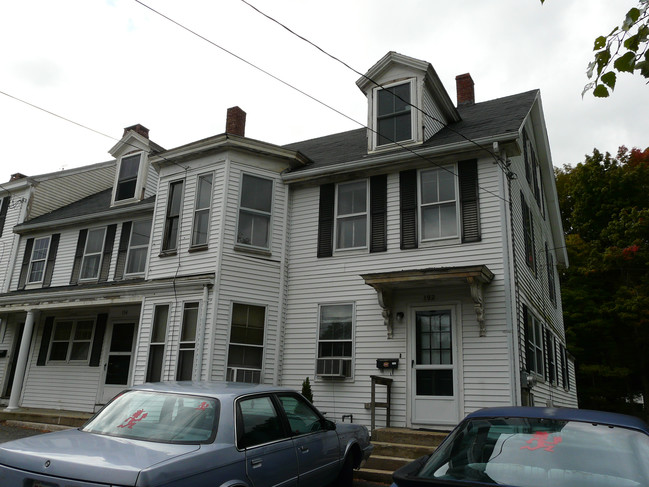 192 Main St in Medway, MA - Foto de edificio - Building Photo