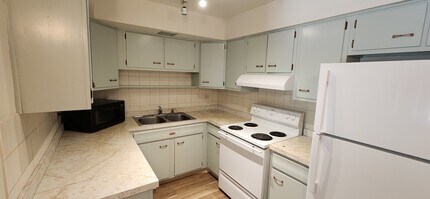 2230 S Goebbert Rd in Arlington Heights, IL - Foto de edificio - Building Photo