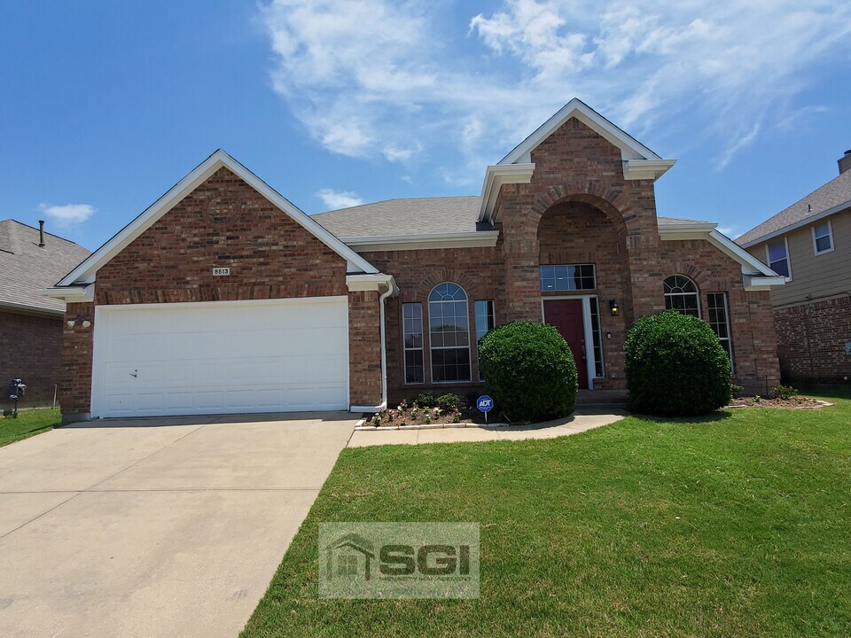 8513 Viridian Ln in Fort Worth, TX - Building Photo