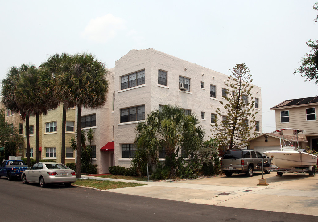 Island Flamingo Apartments in Tampa, FL - Building Photo