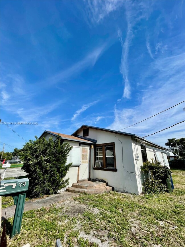 55 SW 7th Ave in Dania Beach, FL - Building Photo - Building Photo