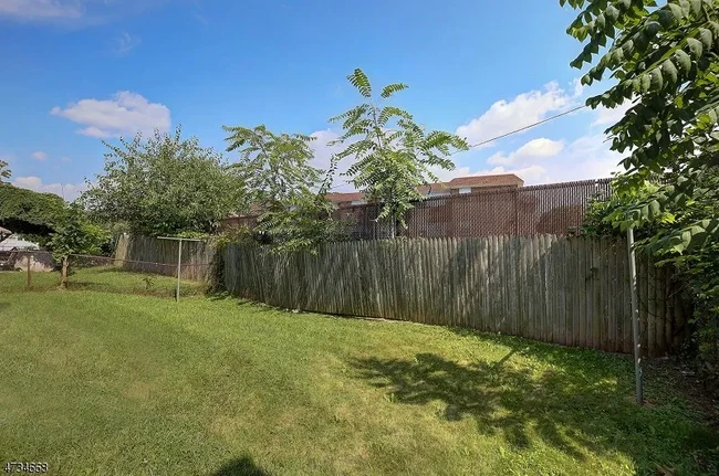 10 Housman Ct, Unit Floor 1 in Maplewood, NJ - Foto de edificio - Building Photo