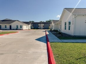 1901 E Sabine St in Victoria, TX - Building Photo - Building Photo