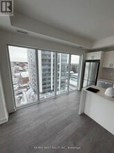 705 Davis Dr in Newmarket, ON - Building Photo - Building Photo