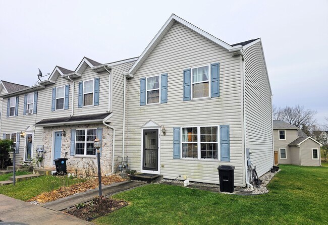 71 Laurel Dr in Myerstown, PA - Building Photo - Building Photo
