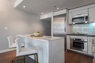 301 Main St, Unit 6F in San Francisco, CA - Building Photo - Building Photo