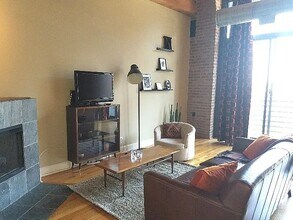 2735 W Armitage Ave, Unit 305 in Chicago, IL - Building Photo - Building Photo