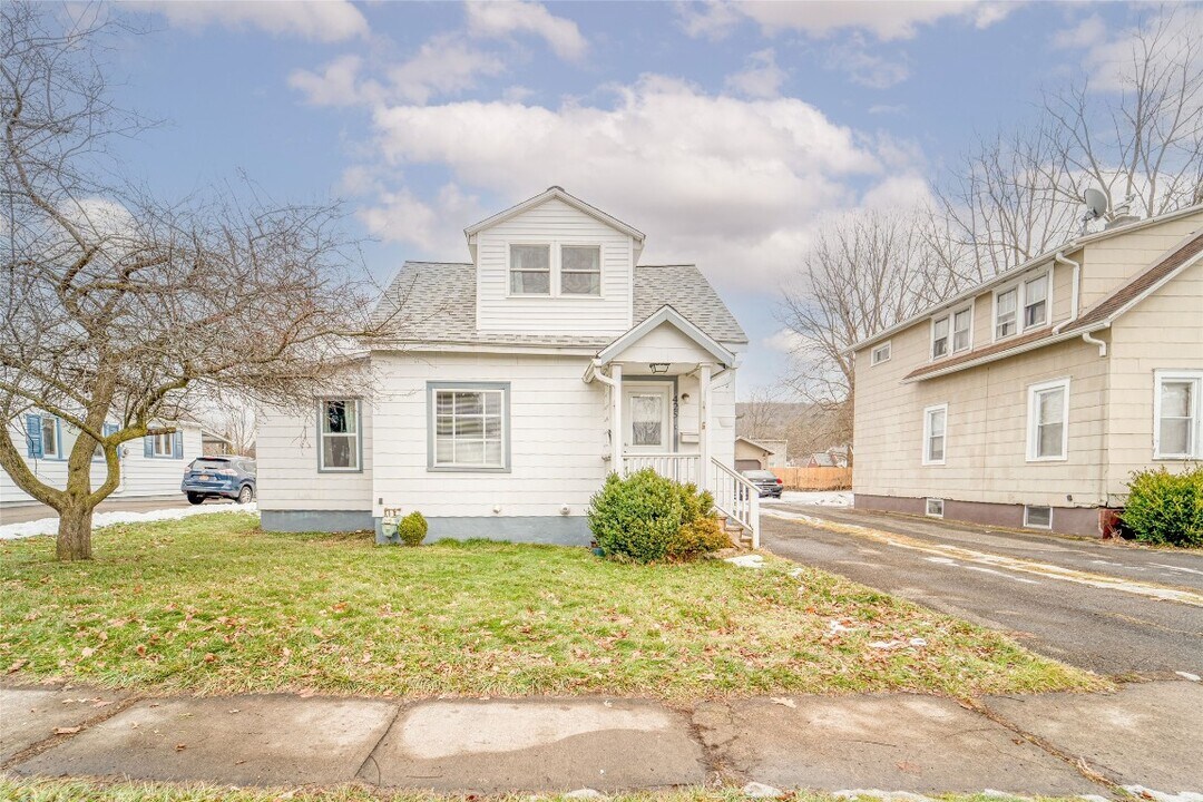 425 Clayton Ave in Vestal, NY - Building Photo