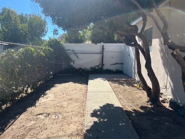 10743 Califa St in North Hollywood, CA - Building Photo - Building Photo
