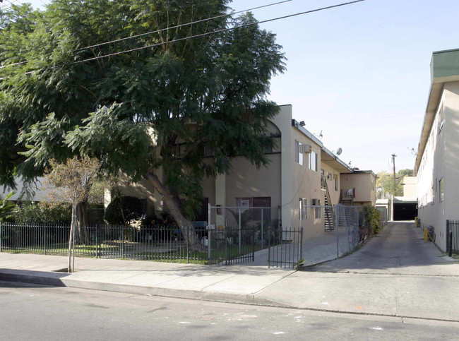 7229 Variel Ave in Canoga Park, CA - Building Photo - Building Photo