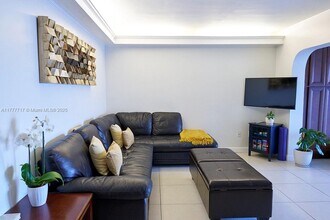 20105 NE 3rd Ct in Miami, FL - Building Photo - Building Photo