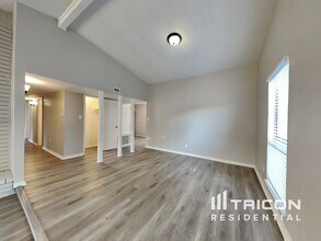 5001 Oregon Ct in Grand Prairie, TX - Building Photo - Building Photo
