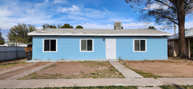 1002 Blue Bonnet Dr in Deming, NM - Building Photo