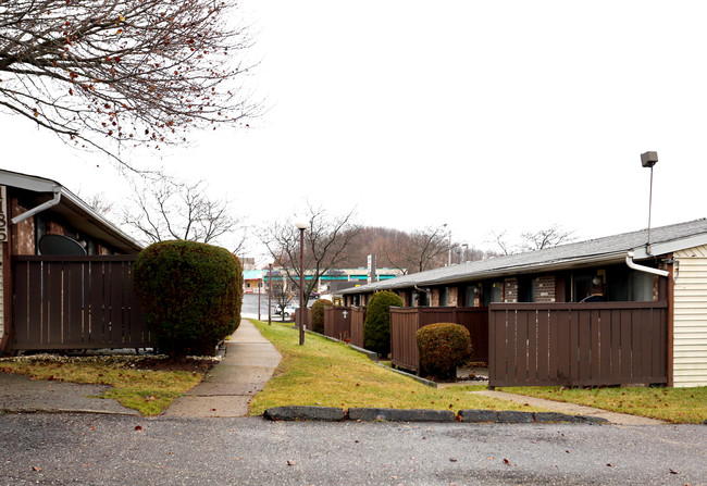 Cliffside Manor in Cuyahoga Falls, OH - Building Photo - Building Photo