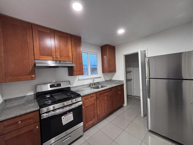 6934 MacArthur Blvd in Oakland, CA - Building Photo - Building Photo